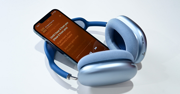 AirPods Max‌ có chế độ Transparency, giúp ANC luôn bật nhưng vẫn cho phép truyền một số âm thanh xung quanh vào tai.