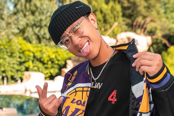 Nguồn thu nhập chính của Le thông qua quan hệ đối tác với nhiều thương hiệu trên TikTok, với thu nhập từ 20.000 - 50.000 USD cho một bài đăng. Anh đã làm việc với các thương hiệu như Amazon Prime Video, Bliss Skincare, Bang Energy, Postmate, Safeguard Soap và Tums.