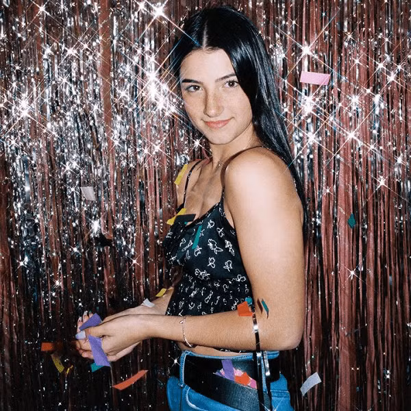 Tầm ảnh hưởng xã hội của cô ấy còn thể hiện ở những cơ hội nghề nghiệp sinh lời cao, như hợp đồng với chuỗi cửa hàng Dunkin', tham gia chương trình truyền hình thực tế với gia đình.