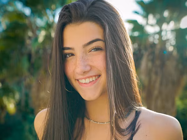 Tuy nhiên không phải ai cũng đạt được thành tích như vậy và nhận các hợp đồng quảng cáo béo bở. Để có thêm thu nhập, nhiều người đã đa dạng hóa các nền tảng để sáng tạo nội dung như Triller, Likee đồng thời đăng bài trên YouTube, Instagram.