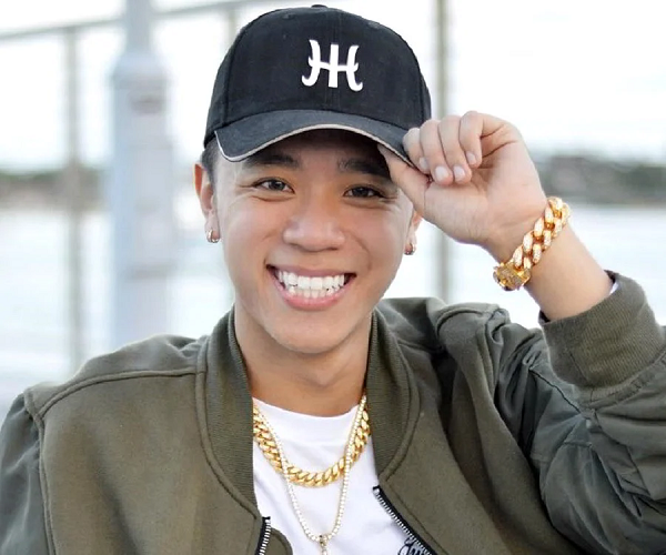 Michael Le là TikToker nổi tiếng chuyên đăng các video nhảy giải trí lành mạnh trên TikTok dù năm nay anh chàng mới 20 tuổi. Tài khoản của anh có 42,5 triệu người theo dõi và 1,2 tỷ lượt thích cho các video đã đăng tải. Gần đây, Le đã mua một ngôi nhà ở Los Angeles sau khi chuyển đến từ Florida.