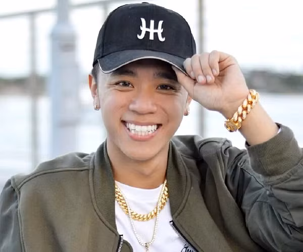 Michael Le là TikToker nổi tiếng chuyên đăng các video nhảy giải trí lành mạnh trên TikTok dù năm nay anh chàng mới 20 tuổi. Tài khoản của anh có 42,5 triệu người theo dõi và 1,2 tỷ lượt thích cho các video đã đăng tải. Gần đây, Le đã mua một ngôi nhà ở Los Angeles sau khi chuyển đến từ Florida.