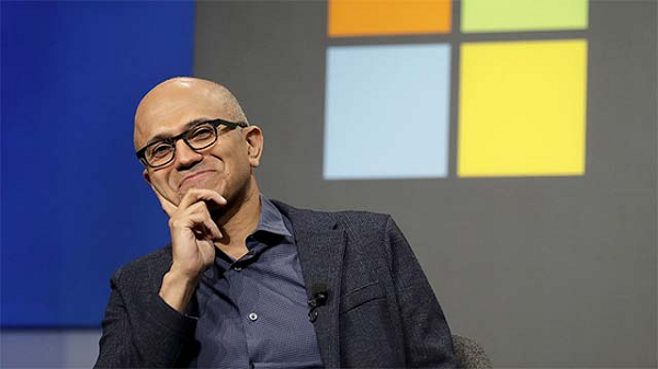 Ở vị trí thứ 4 là Satya Nadella, giám đốc điều hành của Microsoft. Khi Satya Nadella “nắm quyền cai trị” Microsoft từ người tiền nhiệm Steve Ballmer vào đầu năm 2014, đế chế công nghệ đình đám một thời này đã gần như thay đổi 180 độ, cả về triết lý kinh doanh lẫn thái độ tiếp cận thị trường. Và kết quả thực tế đã cho thấy những thay đổi này là hoàn toàn đúng đắn.