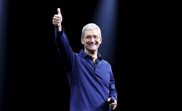CEO của Apple Tim Cook xếp ở vị trí thứ 8. Sau khi Steve Jobs từ chức CEO của Apple, Tim Cook đã được lựa chọn làm Giám đốc điều hành mới. Dưới sự lèo lái của CEO Apple Tim Cook, doanh thu của tập đoàn ngày càng tăng cao.