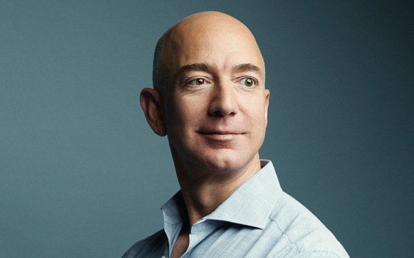 Người giàu nhất thế giới, CEO của gã khổng lồ thương mại điện tử Amazon Jeff Bezos đã biến mất khỏi bảng xếp hạng này bởi chính sách đãi ngộ nghèo nàn của Amazon, cùng với đó là động thái giám sát nhân viên gắt gao gần đây vừa bị phanh phui.