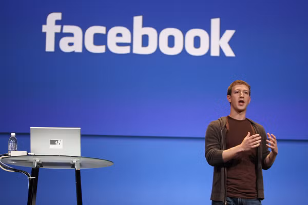 CEO Facebook Mark Zuckerberg xếp thứ 40 trong danh sách. Sinh năm 1984 trong một gia đình Mỹ gốc Do Thái có cha là bác sĩ nha khoa và mẹ là nhà tâm lý học, nhưng chàng trai Mark Zuckerberg lại có niềm đam mê công nghệ mãnh liệt. Chính điều này đã đưa “chàng trai vàng” trong ngành công nghệ thông tin đi đến thành công như ngày hôm nay.