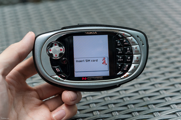 Nokia cố gắng tạo ra một thiết bị chơi game cầm tay kết hợp smartphone Symbian hoàn hảo với N-Gage. Hãng đã cố gắng và…thất bại. Ra mắt vào năm 2003, N-Gage bị chỉ trích vì không cung cấp trải nghiệm chơi game tốt, trong khi cũng không phải là một smartphone khá.