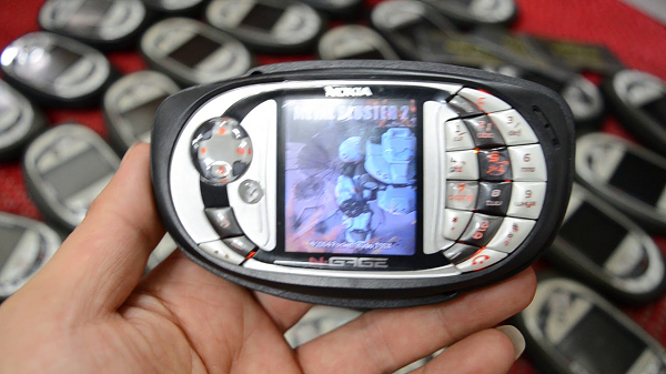 Thiết bị kế thừa của N-Gage, có tên N-Gage QD được ra mắt vào năm 2004 cũng không thể thay đổi quan điểm của người tiêu dùng. Cả N-Gage và N-Gage QD có cùng ngôn ngữ thiết kế với Nokia 3300, một điện thoại độc lập.