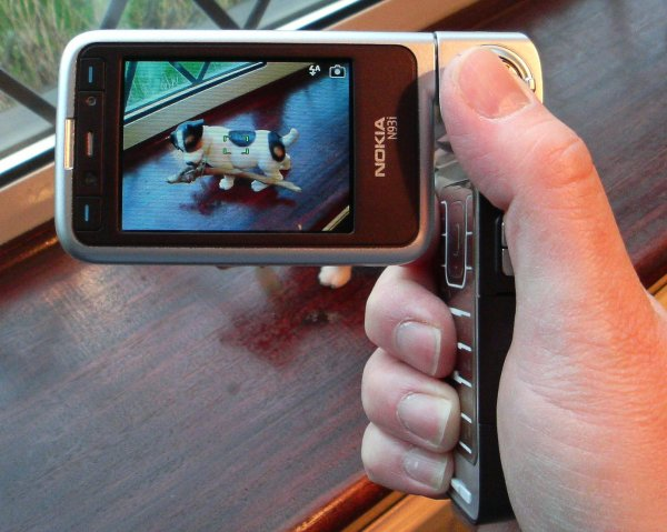 Ưu điểm mạnh nhất của chúng là khả năng chụp hình và quay phim rất tốt với camera từ 2.0 - 3.2 MP, zoom quang 3x và thiết kế màn hình gập xoay tạo tư thế cầm máy giống hệt như các máy quay phim cầm tay nhỏ gọn.