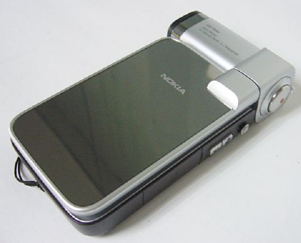 Nokia N93 khi ấy được trang bị camera 3,2 MP cùng ống kính Carl Zeiss Vario-Tessar cho phép người dùng zoom quang học tới 3x. Thiết bị kế nhiệm của chiếc N93, N93i, sở hữu thiết kế tương tự nhưng nhận nhiều cải thiện về phần mềm.