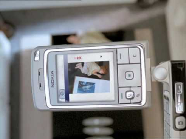 Điện thoại Nokia 6260 có thể được xem là một chiếc điện thoại xoay “toàn diện” khi màn hình của nó có thể được xoay theo một góc lên tới 145 độ.