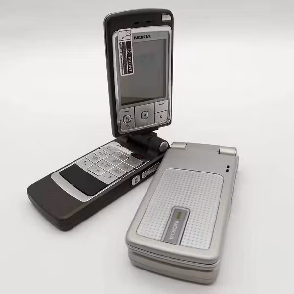 Năm 2004, Nokia từng xem điện thoại nắp gập là giải pháp để giành lại thị trường, họ tung một lúc 5 điện thoại nắp gập, với những mẫu huyền thoại một thời như 6170, 6260,...