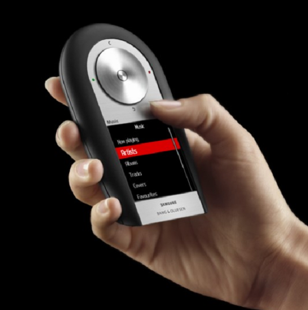 Máy có màn hình màu 2.26" có thể cảm ứng một phần, bánh xe cuộn click-wheel giống máy nghe nhạc iPod và một loa ngoài trượt lên với kích thước rất to, máy có 3G, bộ nhớ trong 4GB và có thể chơi được các file MP3, WMA và AAC.