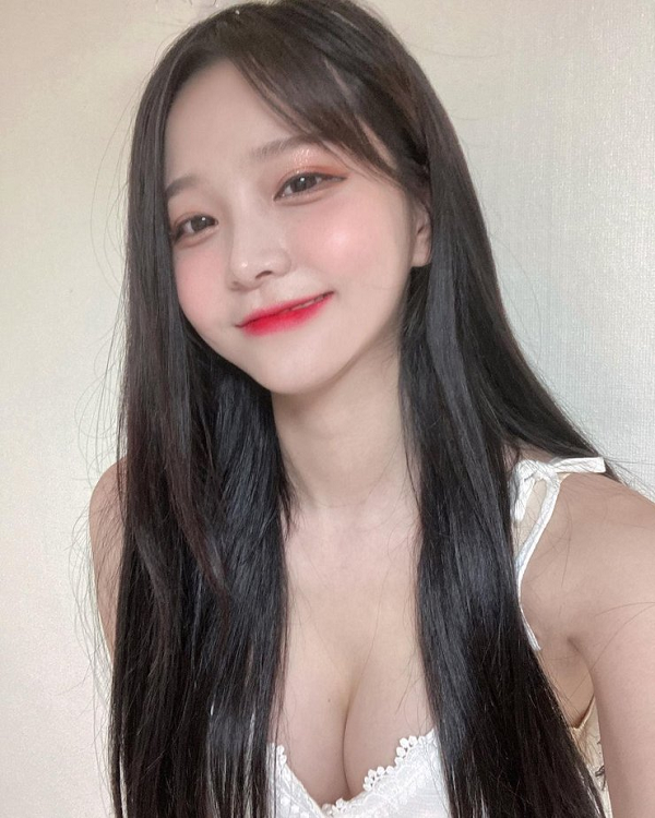 Cô nàng streamer xinh đẹp tâm sự với người hâm mộ về công việc đã qua. Park Min Jung là một trong những streamer hot nhất Hàn Quốc với mức lương cao ngất ngưởng và danh tiếng khủng. Cô cũng có rất nhiều người hâm mộ và theo dõi trên các nền tảng truyền thông xã hội, chẳng hạn như Instagram và YouTube.