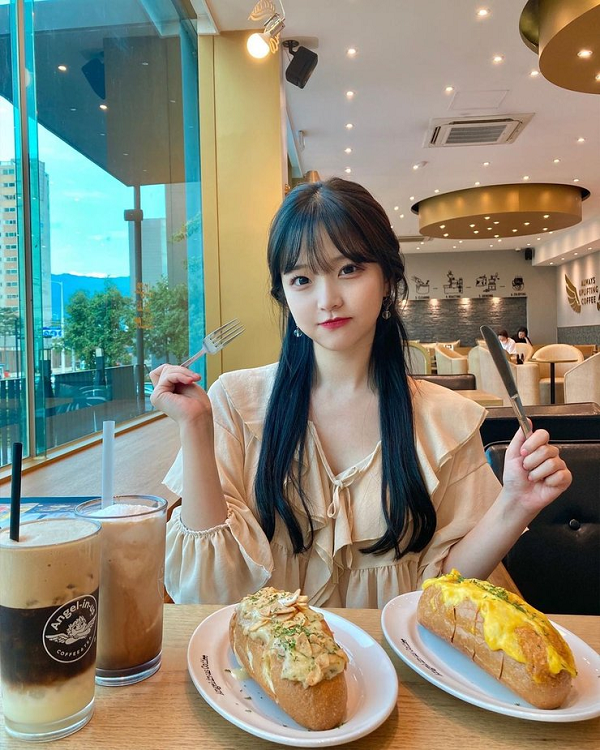 Cô ấy có thể kiếm được 5.000 Kwon trong ly bia đầu tiên và nó đã nhân đôi trong ly thứ hai. Tất nhiên điều đó khiến cô khó chịu và bực bội nhưng cô cần số tiền đó để sinh hoạt. Câu chuyện của cô đã chạm đến trái tim của nhiều người hâm mộ. Rất nhiều khán giả cũng bày tỏ sự đồng cảm với cô.