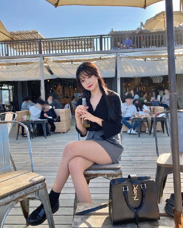 Min Jung đã phải làm nhiều công việc để kiếm sống khi cô còn nhỏ do điều kiện tài chính của gia đình cô quá nghèo. Cô từng làm phục vụ trong một nhà hàng sushi cao cấp, nơi cô gặp cả điều tốt và điều xấu.