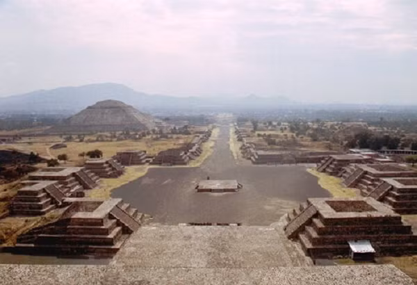 Tính đến thời điểm hiện tại, nền văn minh nào đã xây dựng Teotihuacan cùng với cấu trúc chính xác của nó vẫn là điều bí ẩn. Những câu chuyện thần thoại cho rằng, Teotihuacan là món quà mà các vị thần tạo ra cho người Aztec.