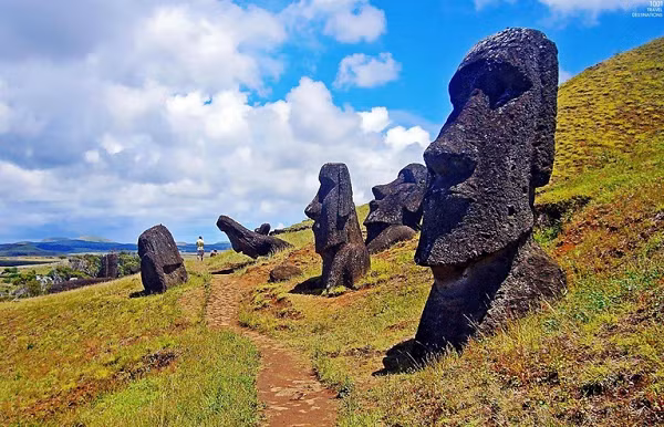 Những bí ẩn xung quanh bức tượng, về trình độ văn minh cũng như nghệ thuật xây dựng, điêu khắc của người cổ xưa cho đến giờ vẫn chưa được tiết lộ. Quả thực, ngày nay khi tới đảo Phục Sinh, bạn sẽ chẳng thể tưởng tượng rằng khoảng 400 năm sau Công nguyên hòn đảo này đã có một nền văn minh tương đối cao và phức tạp.