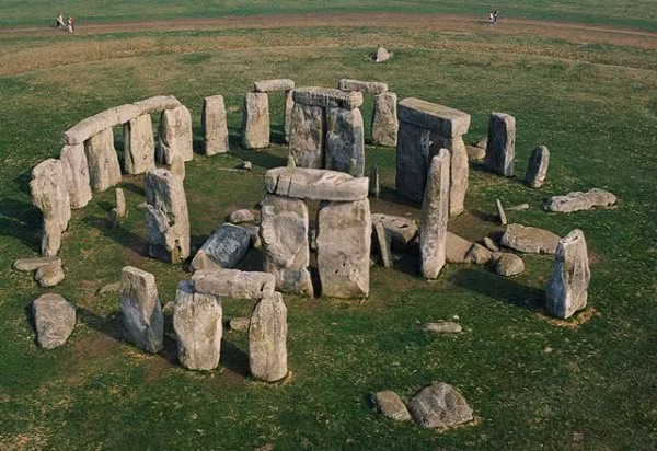 Vòng tròn đá Stonehenge là một di tích được dựng từ thời tiền sử nằm trên khu vực bằng phẳng ở phía bắc thành phố Salisbury, Vương quốc Anh ngày nay. Được cấu thành từ những khối đá khổng lồ với độ cao trung bình 9 m cùng cân nặng 25 tấn, mục đích mà Stonehenge được xây dựng vẫn luôn là điều bí ẩn.