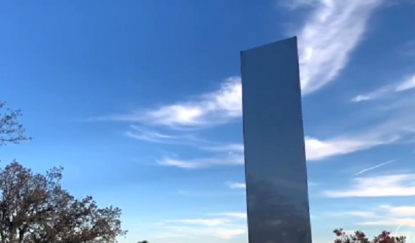 Ngay sau khi được phát hiện, khối kim loại bí ẩn này đã thu hút hàng chục người dân địa phương tới xem và đăng tải video, hình ảnh lên mạng xã hội.