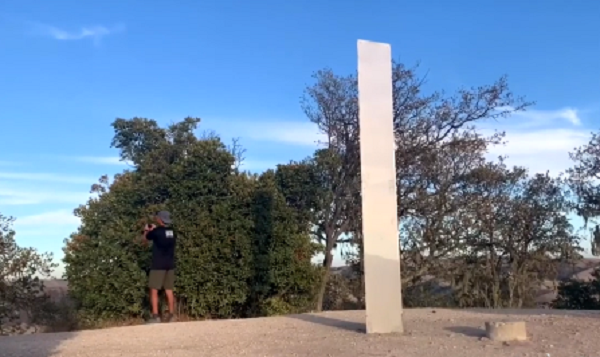 Khác với cột kim loại được tìm thấy ở sa mạc bang Utah, vốn được dựng rất chắc chắn trên nền đất đá, khối kim loại ở Pine được chôn hơi nông.