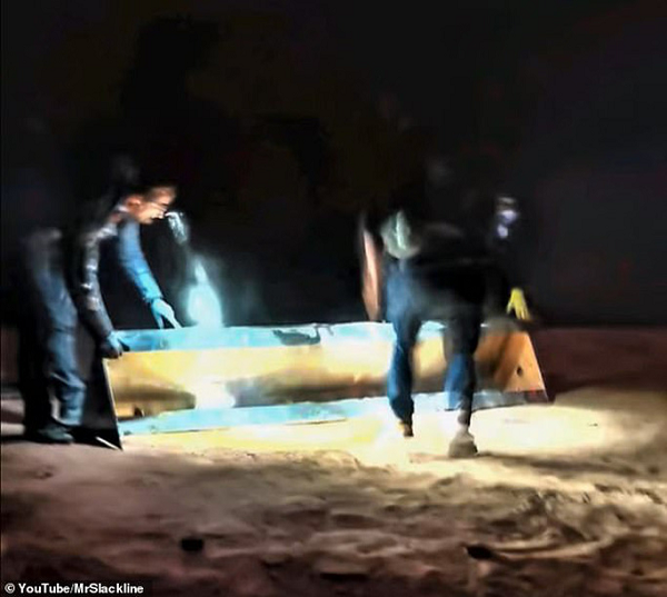 Trước đó, một khối kim loại khác cũng bất ngờ được tìm thấy ở sa mạc bang Utah (Mỹ) bởi một nhóm các nhân viên của Cục An toàn Công cộng (DPS) bang Utah vào ngày 18/11, khi các nhân viên này đang di chuyển bằng trực thăng.