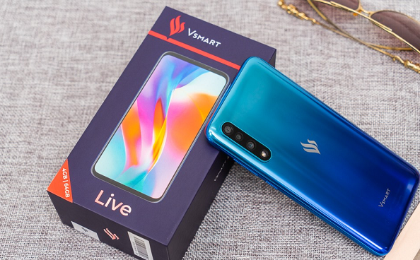 Mặc dù có mức giá không thể hấp dẫn hơn, nhưng Vsmart Live được ưu ái trang bị tấm nền AMOLED độ phân giải Full HD+ cho khả năng hiển thị xuất sắc. Không chỉ cho hình ảnh sắc nét mà nhờ tấm nền cao cấp, máy còn hiển thị rất tốt dưới điều kiện ánh sáng mạnh, đây là ưu điểm tuyệt vời gần như không thể tìm thấy trên các sản phẩm cùng phân khúc.