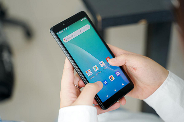 Màn hình của Vsmart Bee Lite là màn hình TFT kích thước 5,45 inch, độ phân giải 480 x 960 pixels. Máy có Vi xử lý 4 nhân Snapdragon 215, tốc độ 1.3GHz.