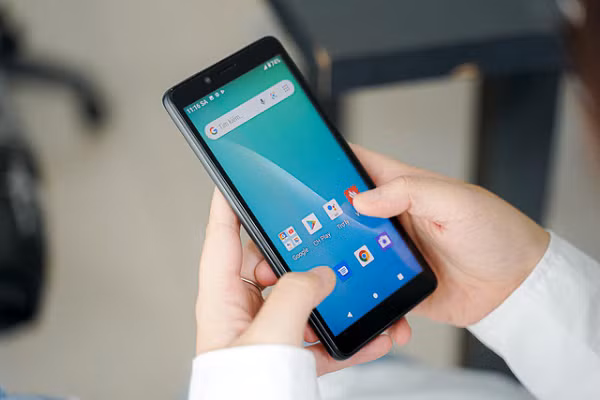 Màn hình của Vsmart Bee Lite là màn hình TFT kích thước 5,45 inch, độ phân giải 480 x 960 pixels. Máy có Vi xử lý 4 nhân Snapdragon 215, tốc độ 1.3GHz.