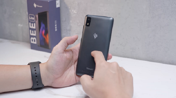 Máy hoàn thiện toàn bộ từ chất liệu nhựa. Điểm độc đáo của chiếc smartphone này là máy có thể bóc được nắp lưng ra và thay thế được viên pin đi kèm.