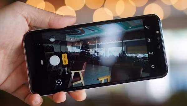 Ngoài hỗ trợ đủ các dịch vụ của Google cùng kho ứng dụng khổng lồ, người dùng có thể dễ dàng truy cập các tiện ích tiết kiệm dữ liệu thông minh được tích hợp sẵn khi xem video hay trò chuyện với cô trợ lý ảo Google Assistant đọc hiểu tiếng Việt như người bản xứ.