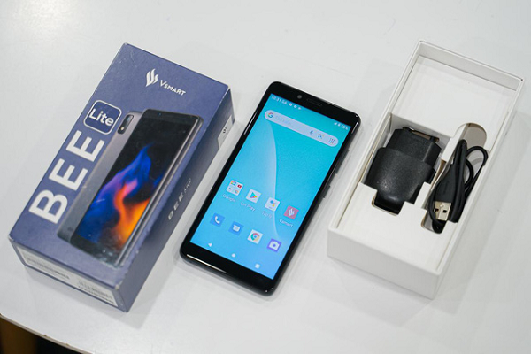 Máy chạy trên nền tảng Android Go dựa trên Android 10. Điều đặc biệt là chiếc smartphone này có hỗ trợ mạng 4G, người dùng hoàn toàn có thể mua về để là một “cục phát wifi di động”