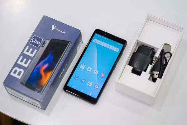 Máy chạy trên nền tảng Android Go dựa trên Android 10. Điều đặc biệt là chiếc smartphone này có hỗ trợ mạng 4G, người dùng hoàn toàn có thể mua về để là một “cục phát wifi di động”