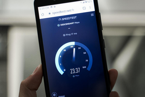 Vsmart Bee Lite có hỗ trợ kết nối Wifi, Bluetooth, 4G LTE, 2 SIM 2 sóng. Về cấu hình phần cứng, Vsmart Bee Lite được trang bị con chip Snapdragon 215, RAM 1GB, ROM 16GB, pin 2500mAh sạc qua cổng microUSB.