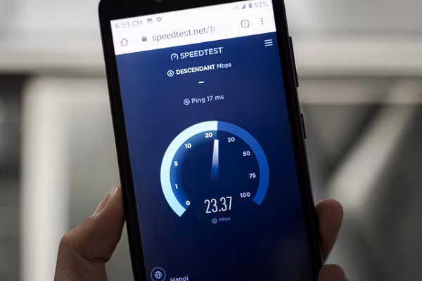 Vsmart Bee Lite có hỗ trợ kết nối Wifi, Bluetooth, 4G LTE, 2 SIM 2 sóng. Về cấu hình phần cứng, Vsmart Bee Lite được trang bị con chip Snapdragon 215, RAM 1GB, ROM 16GB, pin 2500mAh sạc qua cổng microUSB.