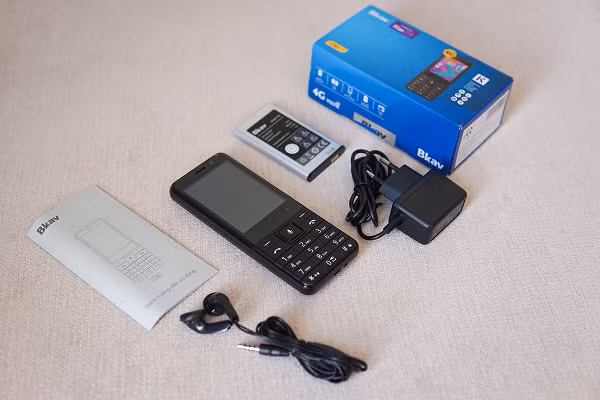 Trước đó, Bkav cũng đánh vào thị trường điện thoại giá rẻ khi cho ra mắt Bkav C85 có gái chỉ 500.000 đồng sử dụng hệ điều hành KaiOS, hỗ trợ một số ứng dụng mạng xã hội. Dung lượng pin "trâu" và có kết nối 4G. So với các máy Nokia chạy KaiOS, như 2720 Flip, Tough, sản phẩm của Bkav có pin lớn hơn, trong khi giá chỉ bằng 30% nhưng lại thiếu kết nối Wi-Fi.