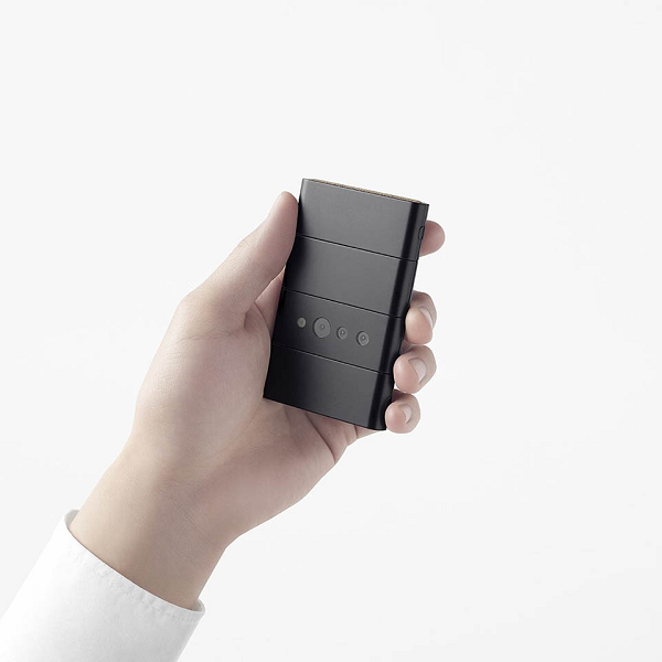 Trượt thêm một lần nữa, bạn sẽ thấy khoảng 80mm màn hình. Kết hợp với camera, bạn có thể chụp ảnh selfie hoặc gọi video call.