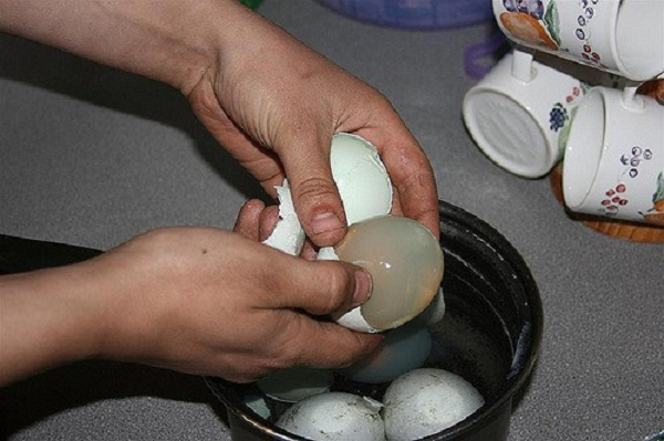 Người ta thường săn lùng những quả trứng chim khổng lồ này để luộc và thưởng thức như một món sơn hào hải vị. Người từng thưởng thức trứng chim cánh cụt cho biết đây là một món ăn ngon lạ "hiếm có khó tìm".