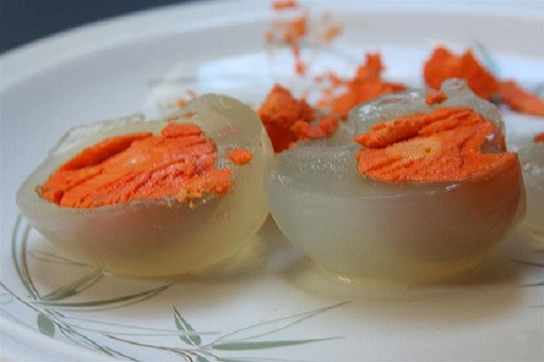 Hiện tại việc ăn trứng chim cánh cụt được xem là bất hợp pháp ở tất cả các nước trên thế giới. Việc khai thác trứng chim cánh cụt trái phép có thể bị khép vào tội hình sự.