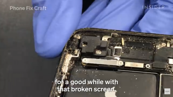 Trong video, có cả cảnh vệ sinh chiếc tai nghe AirPods bị bám đầy dáy tai, mồ hôi và tế bào da chết. Những phần có khả năng mất vệ sinh cao nhất khác của các thiết bị công nghệ là quạt gió của laptop, màn hình điện thoại, bàn phím.