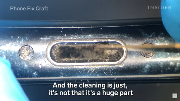 Trong video gốc Phone Fix Craft chia sẻ với Insider, kể cả phần nội tạng - vốn là phần kín nhất của chiếc điện thoại - cũng không thoát khỏi số phận của việc trông như một khu rừng rậm mini.