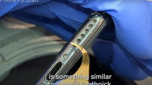 Một số người đặt ra giả thuyết, chiếc điện thoại này đã cố tình bị làm bẩn và cho rằng đoạn video chỉ là dàn dựng.