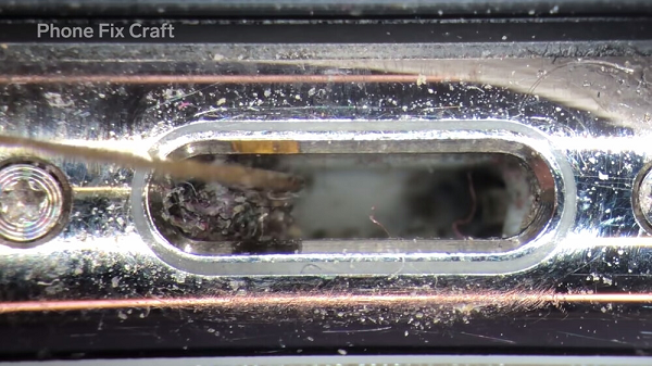 Mới đây, một video vệ sinh iPhone qua kính hiển vi đã trở nên "viral" sau khi thu hút được hơn 8 triệu lượt xem và hơn 3.000 bình luận trên Instagram của 9GAG.