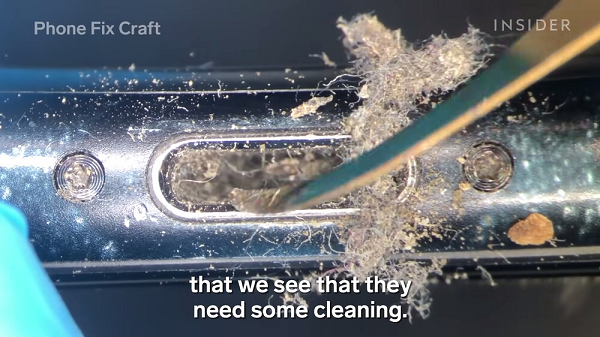 Trong video, một thợ sửa điện thoại vừa thực hiện các thao tác làm sạch, vừa nói về quy trình vệ sinh một chiếc iPhone đúng cách.