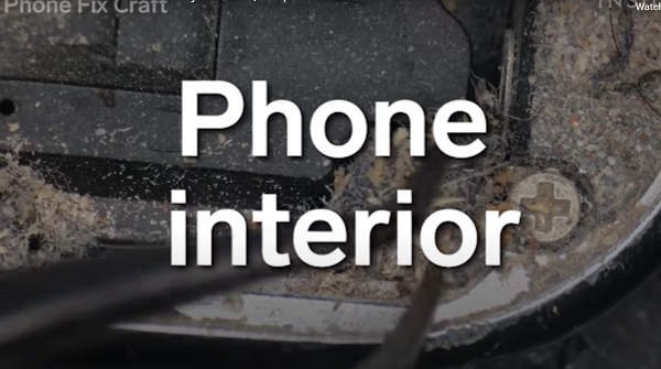 Julius cho biết, việc để điện thoại trong túi quần sẽ vô tình làm bụi bẩn, vụn đồ ăn và cả vải vụn dễ dàng chui lọt vào trong chiếc điện thoại.