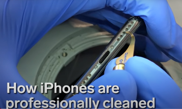 Người vệ sinh đã phải sử dụng que nhỏ để loại bỏ phần lớn chất bẩn, rồi sử dụng máy thổi bụi cũng như một chiếc cọ chuyên dụng để có thể làm sạch sâu chiếc cổng sạc "địa ngục" này.