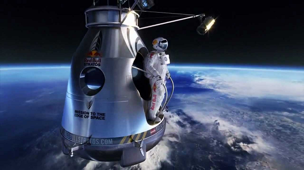 Nhóm của Red Bull đã tạo ra một bộ đồ mặc trong không gian dành riêng có khoang đặc biệt để hỗ trợ Felix bay lên bầu khí quyển. Mục đích của họ là phá vỡ kỷ lục nhảy dù tự do từ máy bay bằng cách nhảy xuống từ độ cao 39.000m, xuyên qua tầng bình lưu sát rìa vũ trụ.