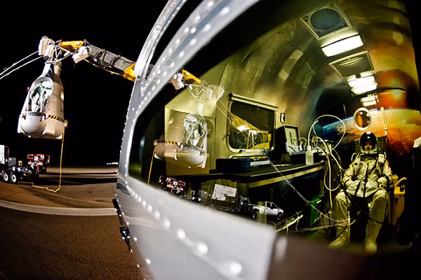 Sau nhiều lần trì hoãn vì lý do thời tiết, Baumgartner rốt cục đã rơi tự do suốt 4 phút 20 giây, tốc độ lên tới 1342 km/h - vượt qua cả tốc độ âm thanh. Con số này không hề là "nổ", vì nó đã được Hiệp hội Hàng không quốc gia Mỹ công nhận.