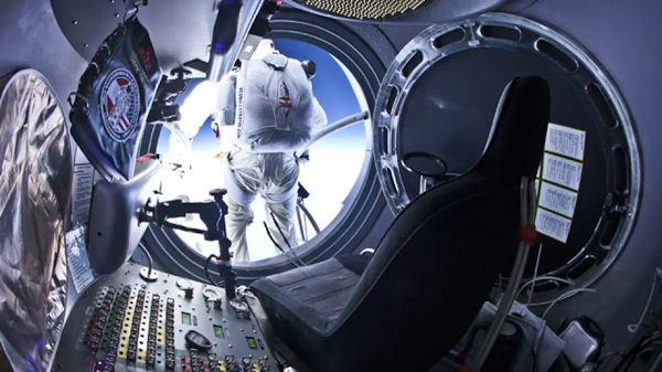 Để biến kế hoạch trên thành hiện thực, đội ngũ marketing của Red Bull đã làm việc trong nhiều năm, chiêu mộ hàng chục kỹ sư, nhà sinh lý học và kỹ thuật viên. Sau đó, họ thuê Felix Baumgartner – người nhảy dù chuyên nghiệp với biệt danh "Felix liều lĩnh".