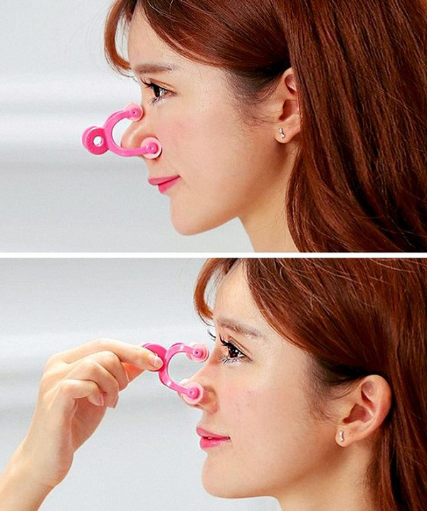 Chiếc kẹp mũi này được quảng cáo là có thể khiến mũi người dùng trở nên thon gọn và cao hơn mà không đau đớn.